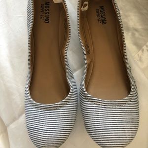 Women’s ona round toe ballet flats. Blue. Size 6.5